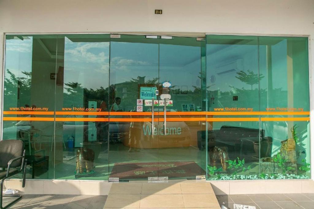 1 Hotel Mahkota Cheras Exterior photo